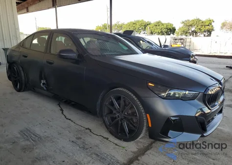 2026 BMW 530 I z USA, uszkodzony, nr VIN WBA43FJ04TCV78483